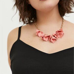 🆕GOLD-TONE & CORAL MATTE PETAL STATEMENT NECKLACE